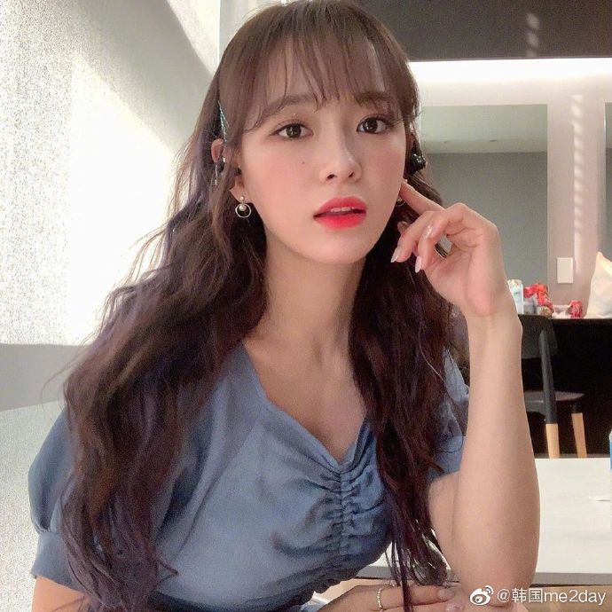 组图：金世正托腮灿笑甜美可人 与康美娜同框引ioi回忆杀