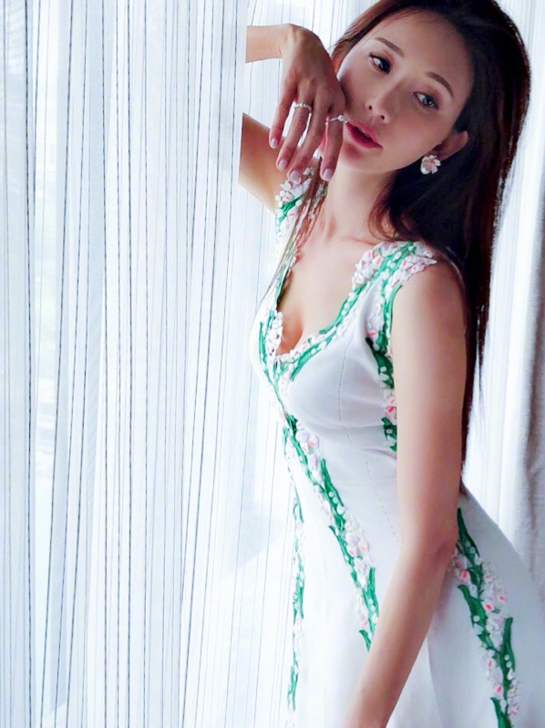 美翻！林志玲美胸贴窗 性感秀小蛮腰事业线