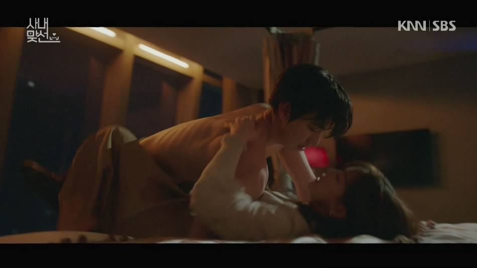 组图：脸红心跳！《社内相亲》安孝燮金世正上演激情吻戏