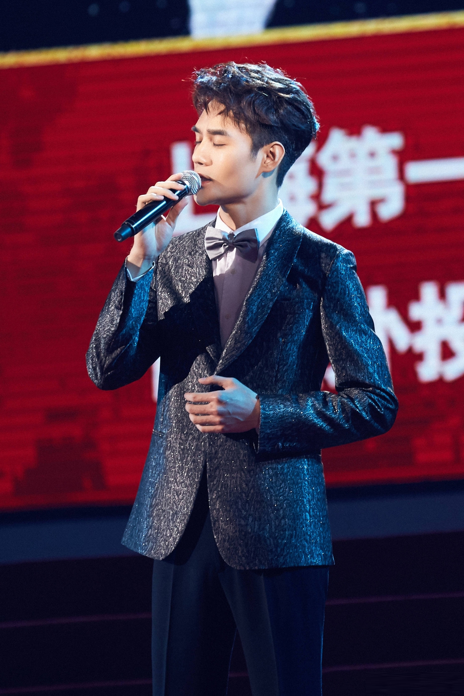 组图王凯亮相上海市各界人士春节团拜会献唱大江大河