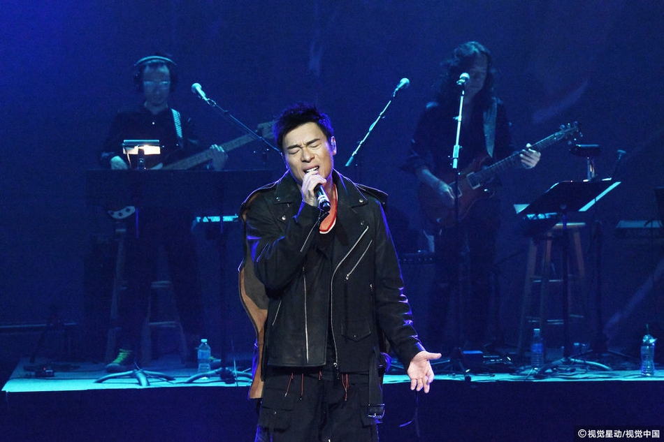 组图:许志安温哥华开慈善个唱 变游客与张国荣纪念椅合照