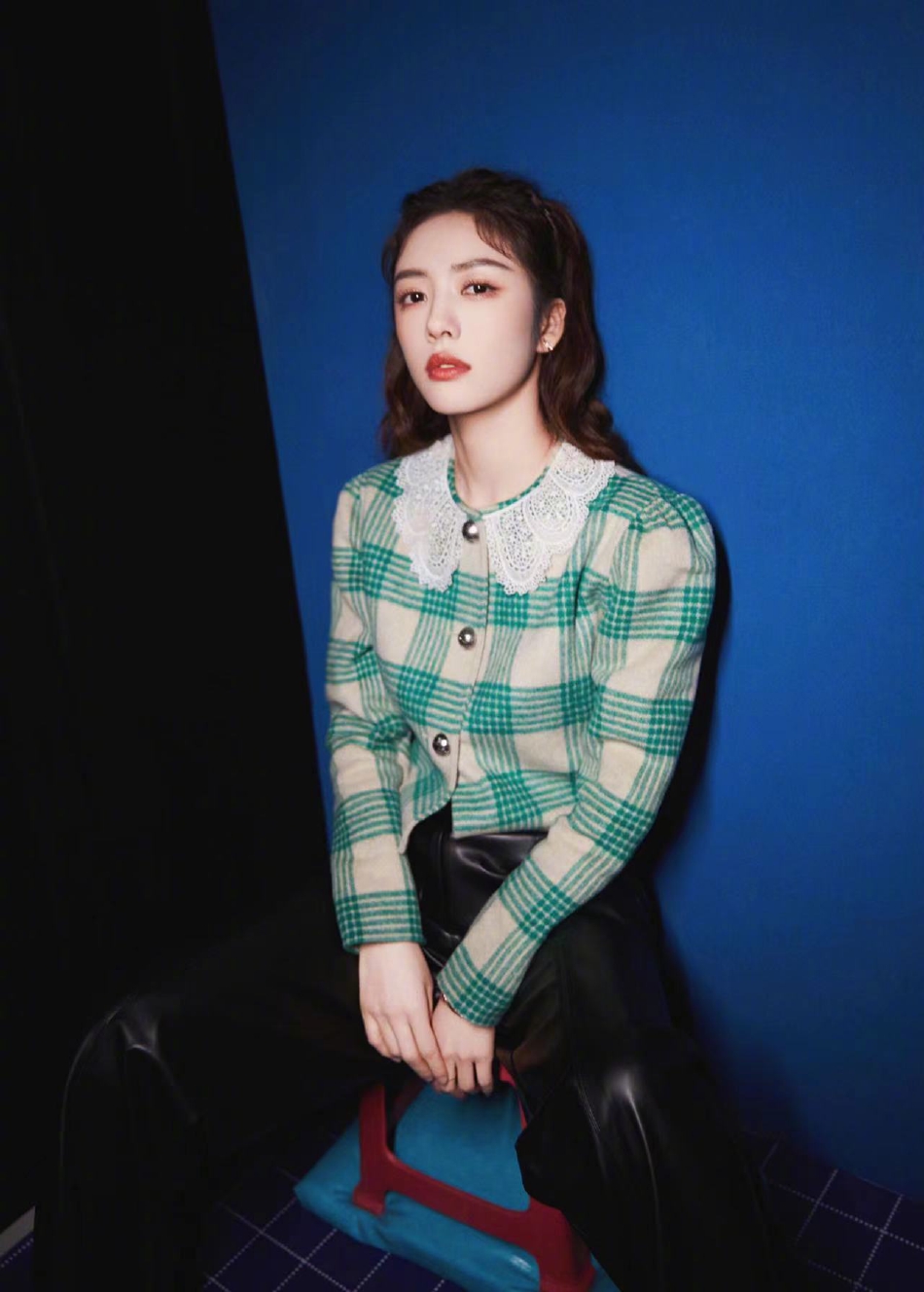 组图：蔡文静晒开学复古造型又甜又酷被自己的“光头”吓到