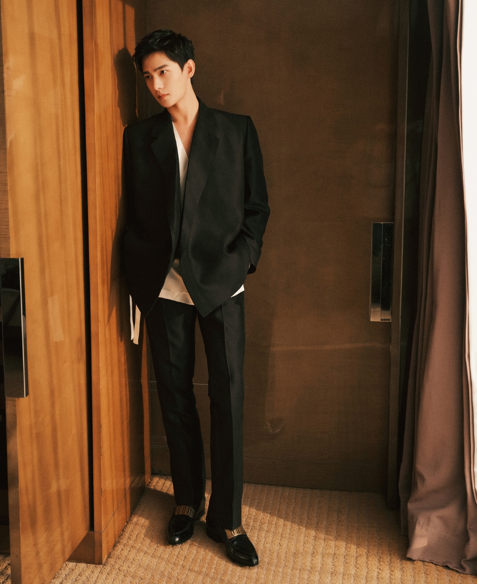 组图杨洋深v衬衫配一片式西装优雅从容模仿微博表情可爱逗趣