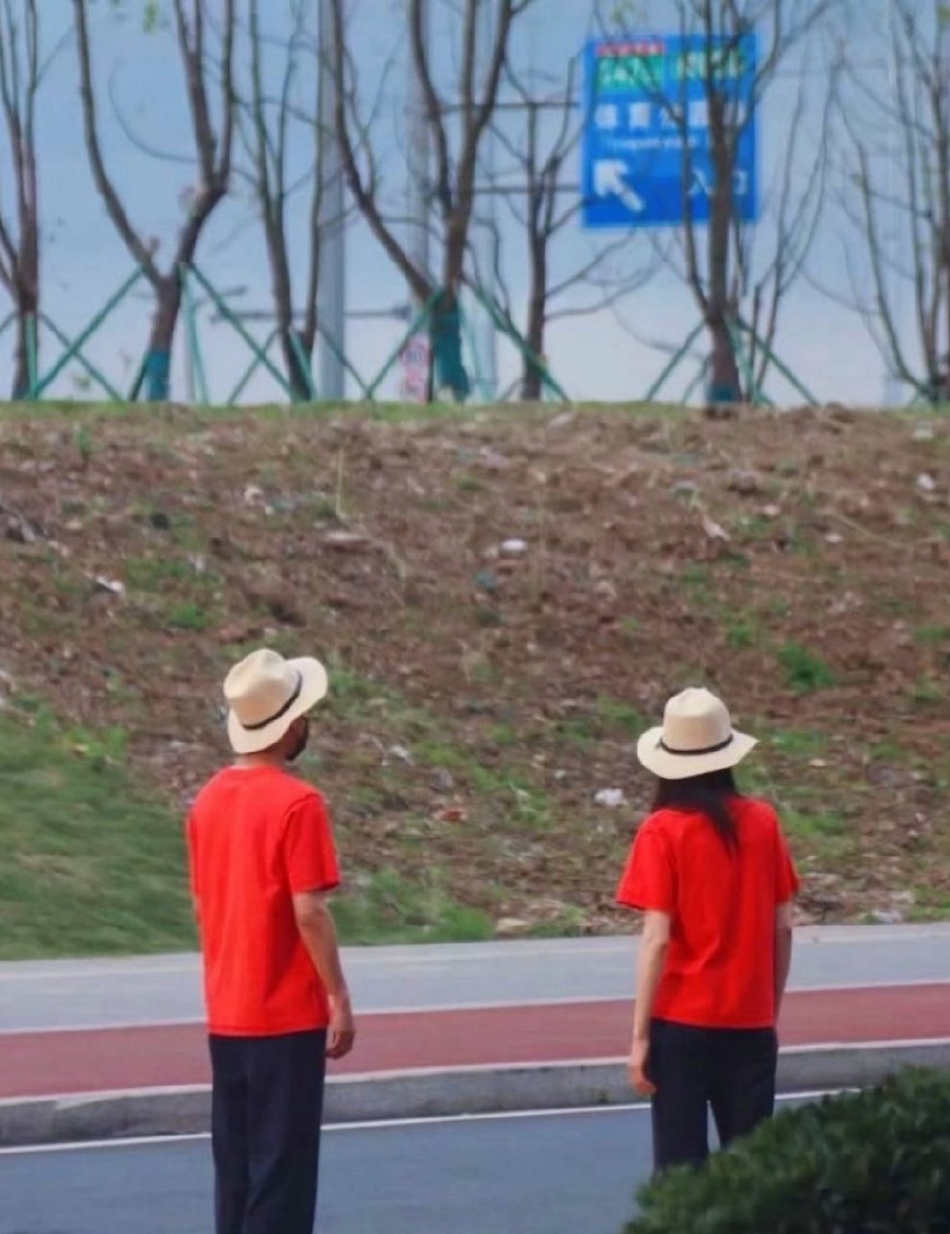 组图：迪丽热巴《公诉精英》路透穿大红T恤头戴草帽又瘦又白第3张图片