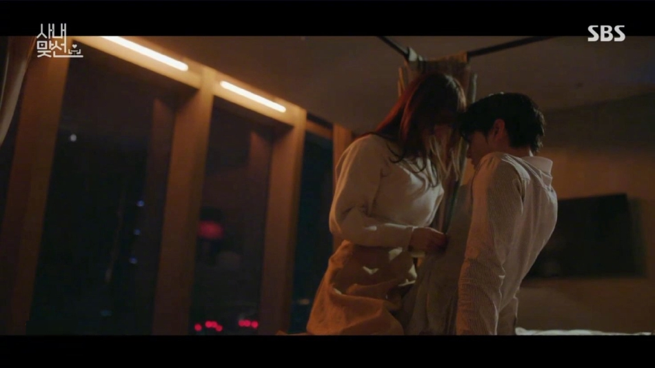 组图：脸红心跳！《社内相亲》安孝燮金世正上演激情吻戏第2张图片