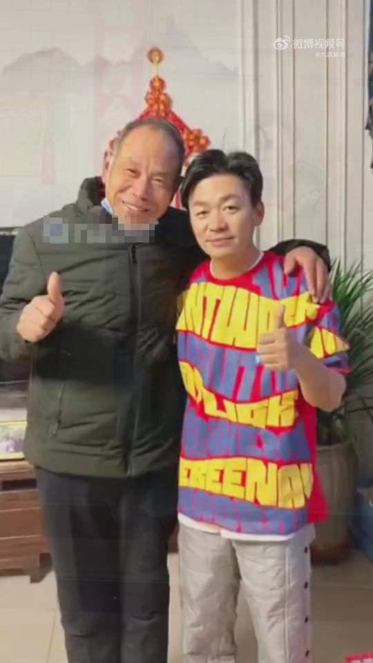 组图:王宝强回村过年对求合影村民来者不拒 被赞没架子接地气