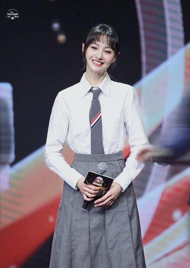 组图:郑爽校服造型出席活动 白衬衫配短裙梦回立夏楚雨荨