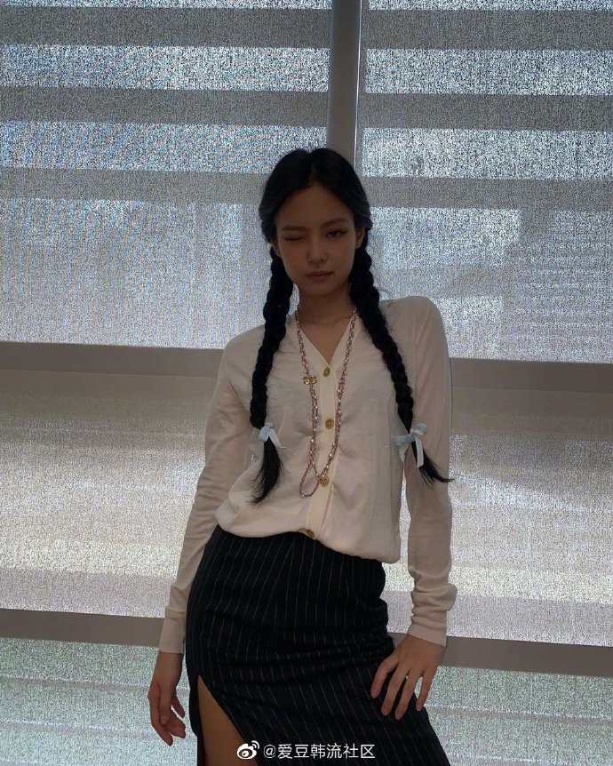 組圖：BLACKPINK一位！JENNIE智秀微博營業曬造型感恩粉絲