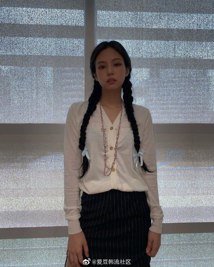 組圖：BLACKPINK一位！JENNIE智秀微博營業曬造型感恩粉絲