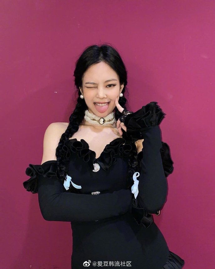 組圖：BLACKPINK一位！JENNIE智秀微博營業曬造型感恩粉絲