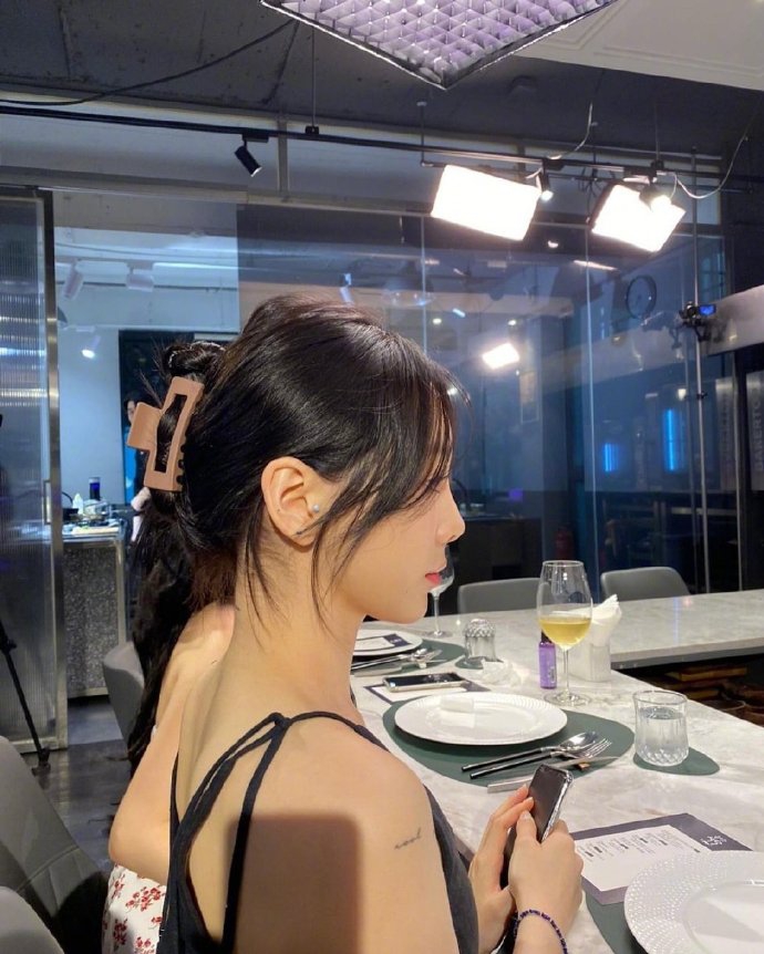 組圖：泰美了！金泰妍手抱寵物甜笑自拍 秀肩頸曲線美背吸睛