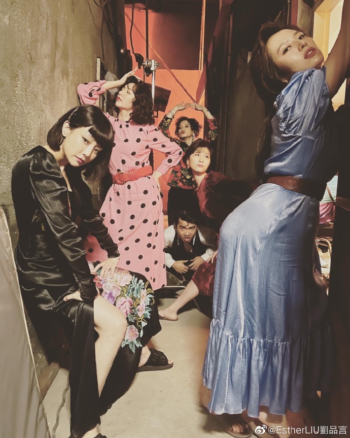 组图：祝我们幸福！刘品言晒片场花絮照告别《华灯初上》Hana第4张图片