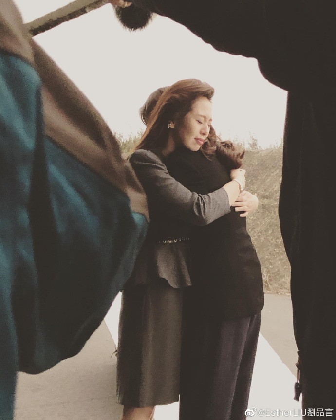 组图：祝我们幸福！刘品言晒片场花絮照告别《华灯初上》Hana第1张图片