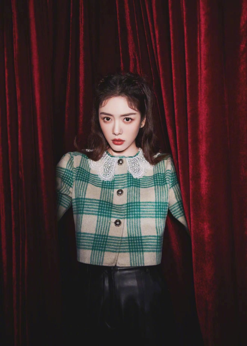 组图：蔡文静晒开学复古造型又甜又酷被自己的“光头”吓到第5张图片