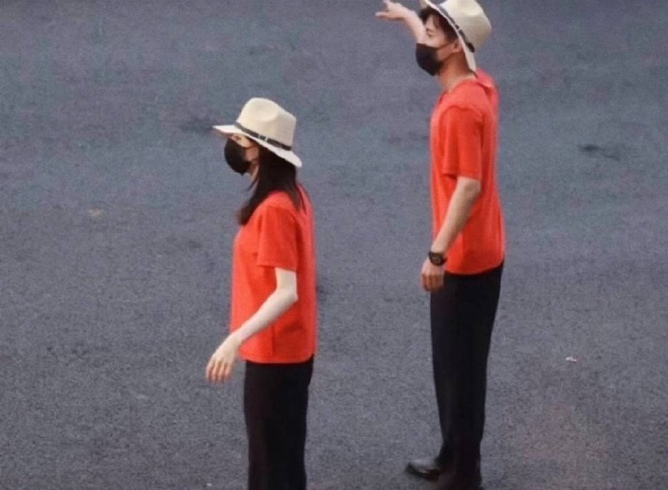 组图：迪丽热巴《公诉精英》路透穿大红T恤头戴草帽又瘦又白第4张图片