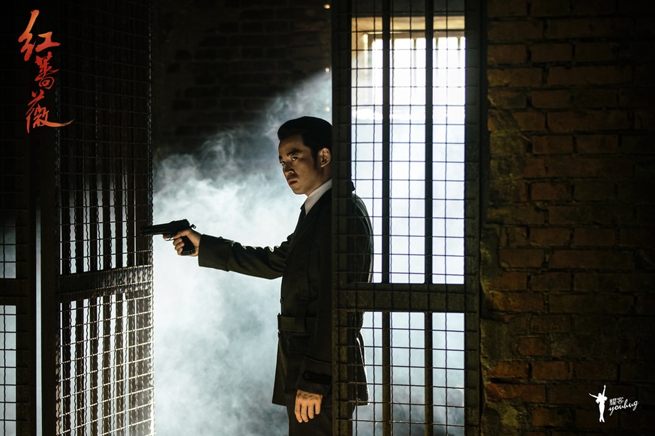 肖君浩(陈晓饰)在观众的期盼中上线回归,变身"护花使者"用智谋化解