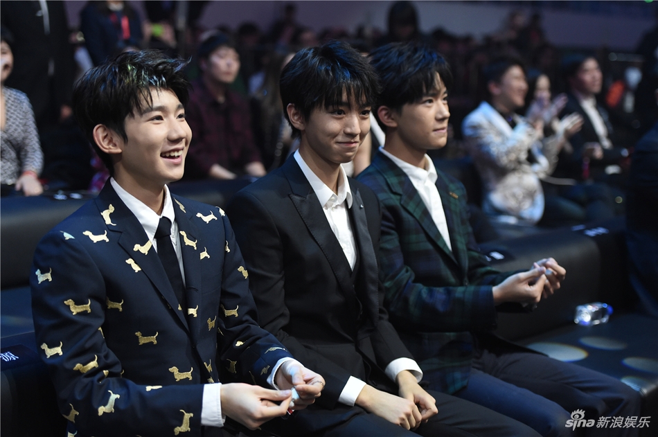 tfboys模仿山式比心