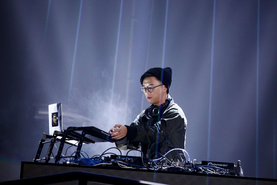 组图:2017新浪微博之夜现场 郭曲秀酷炫电音_高清图集_新浪网