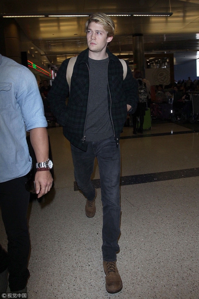 阿尔文帅气大长腿抢镜