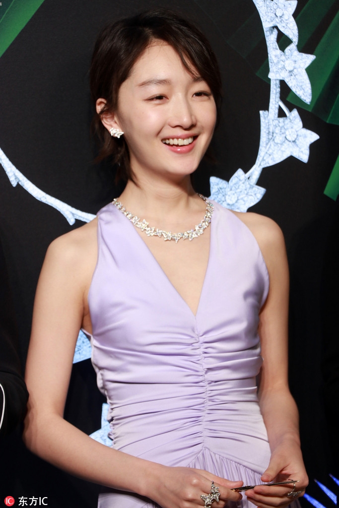 周冬雨一袭紫色低胸礼服出席品牌活动