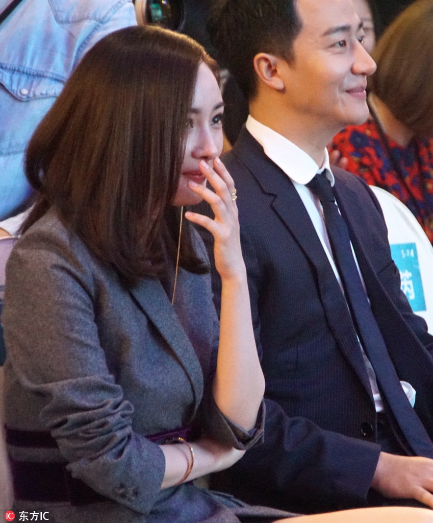 杨幂和黄轩出席活动