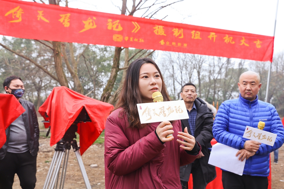 组图:新版《倚天屠龙记》开机 曾舜晞陈钰琪等上香祈