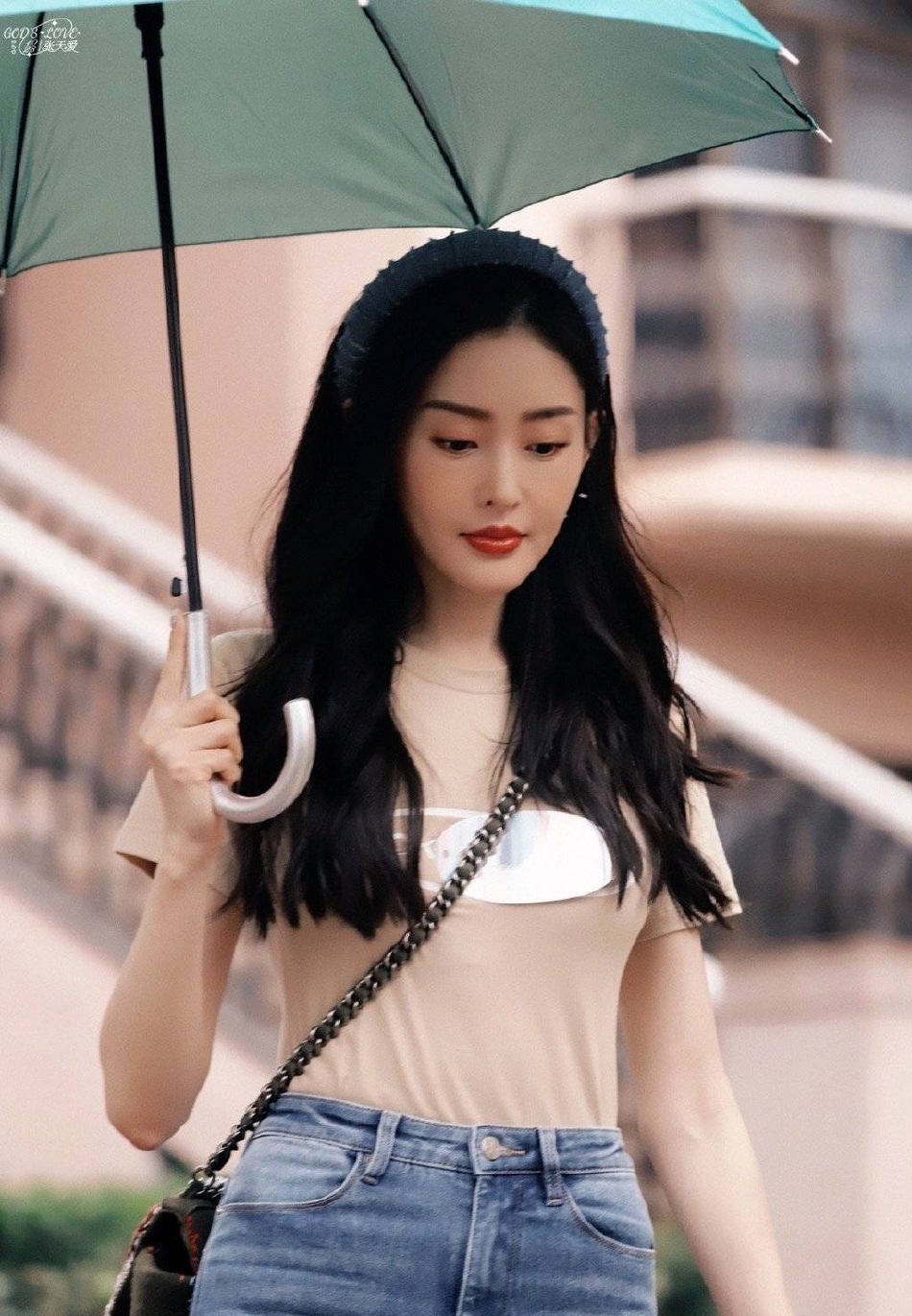 组图：张天爱《浪姐3》路透图曝光长卷发配红唇港风十足第3张图片