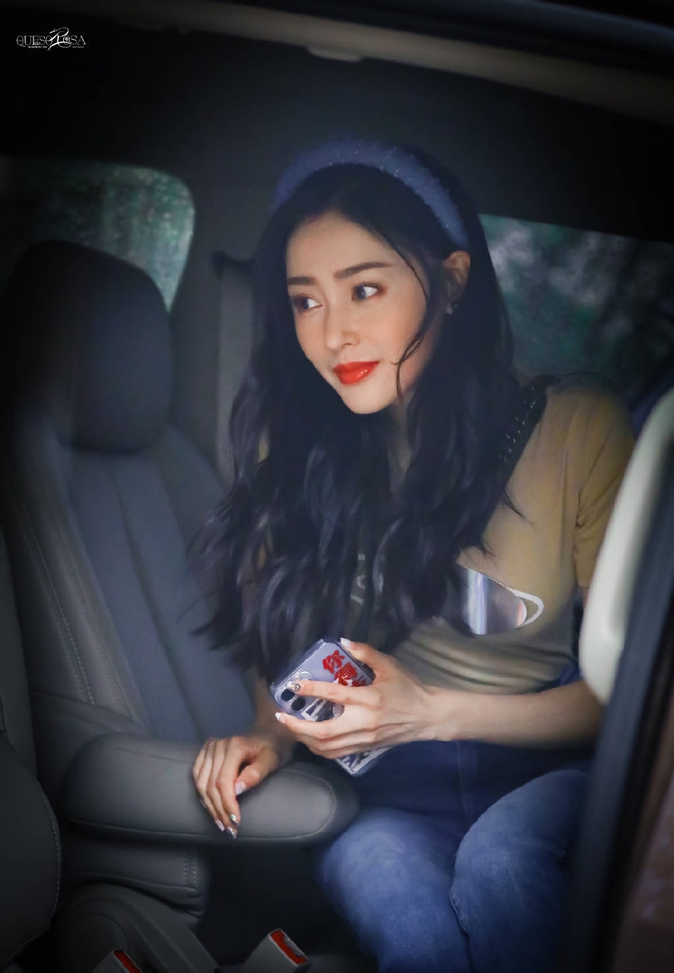 组图：张天爱《浪姐3》路透图曝光长卷发配红唇港风十足