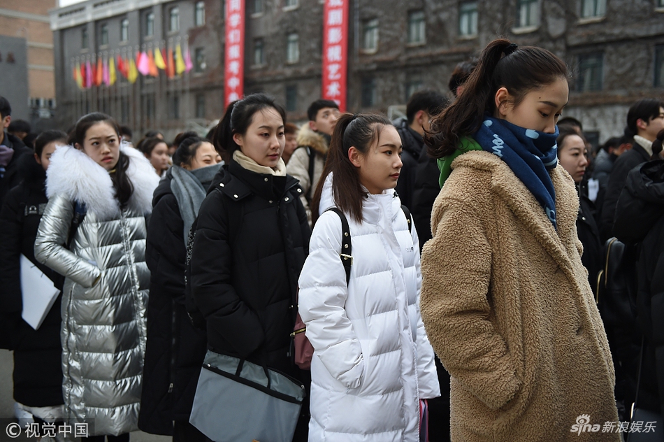 组图:中央戏剧学院2019年本科艺考开考 现场帅哥美女如云_高清图集