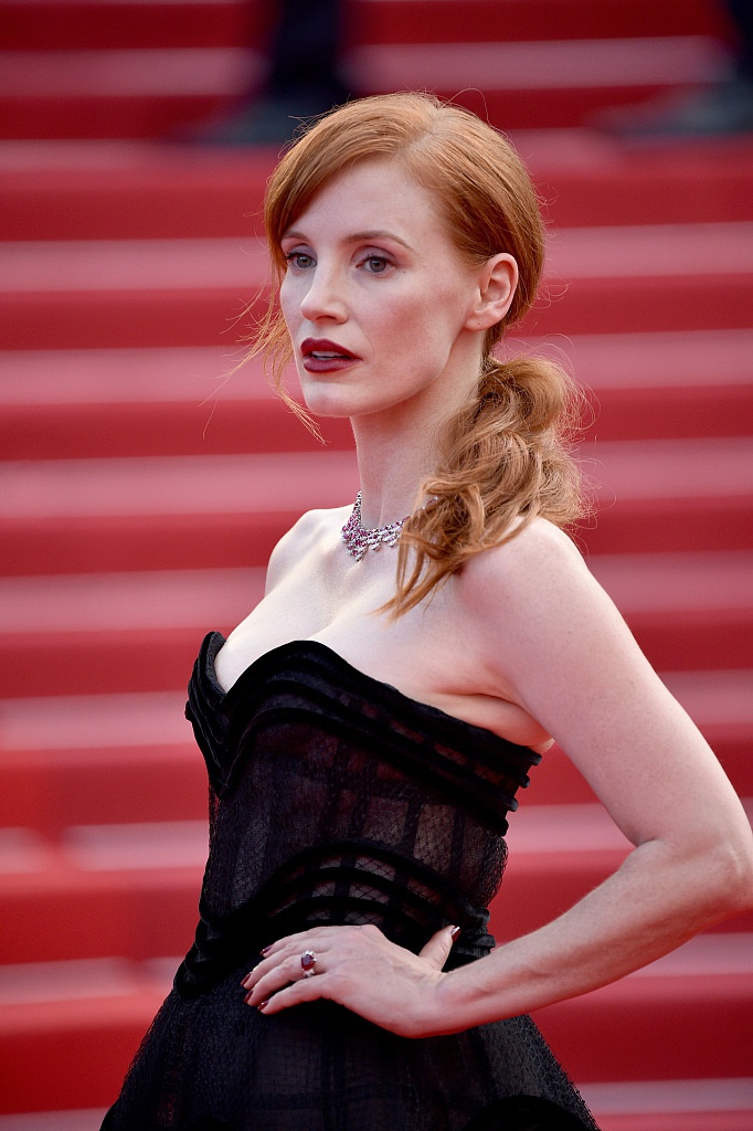 组图劳模姐杰西卡查斯坦亮相戛纳黑色抹胸长裙性感高级