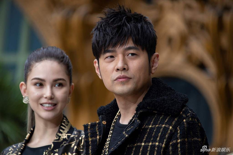 组图:周杰伦昆凌合体出镜看秀 男帅女靓画面养眼