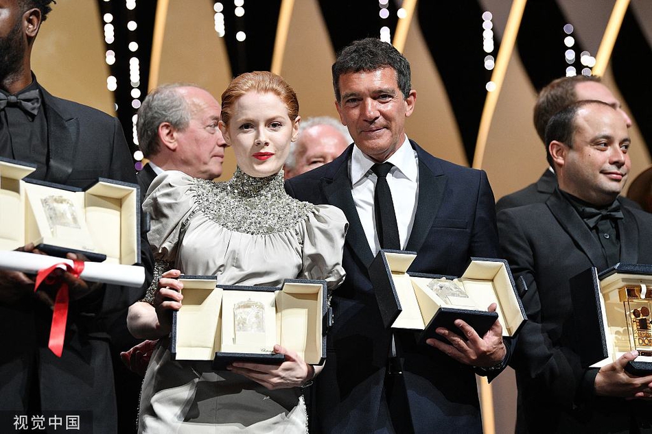 组图:章子怡为戛纳影帝颁奖仙气飘 奉俊昊捧金棕榈大笑开怀