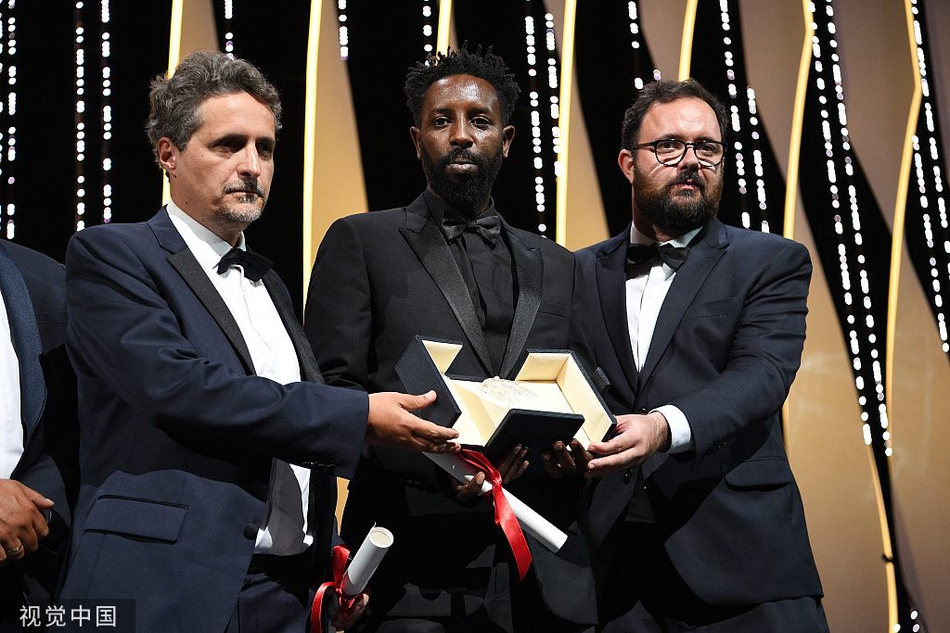 组图:章子怡为戛纳影帝颁奖仙气飘 奉俊昊捧金棕榈大笑开怀