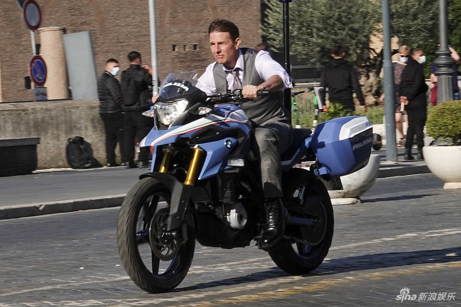 组图:阿汤哥拍《碟中谍7》场面壮观 穿正装骑摩托化身雅痞骑士