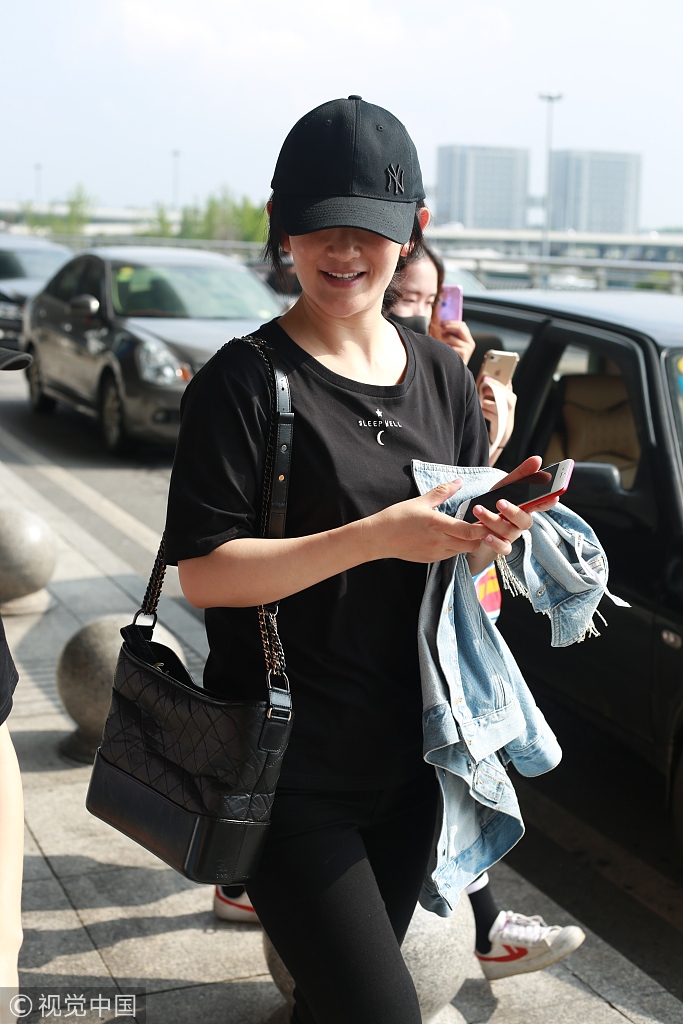 组图粉丝找谢娜助理求签名本尊遭冷落直呼嫉妒