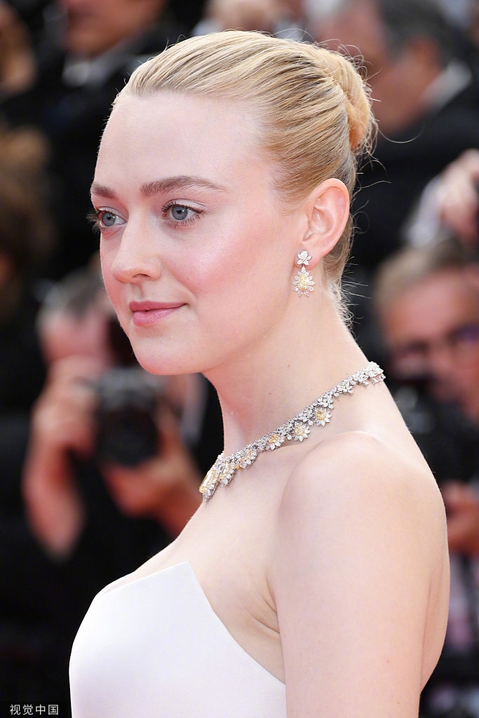 组图:青春当道!94小花达科塔-范宁穿简约礼服优雅出席新片首映