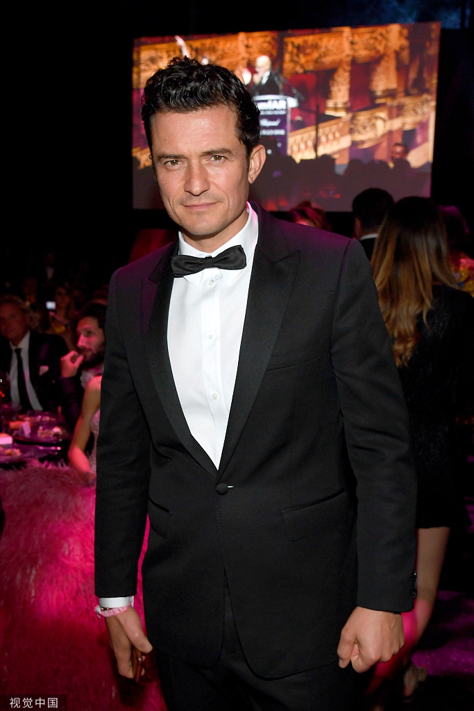 王子"奥兰多·布鲁姆(orlando bloom)西装革履现身amfar慈善晚宴内场