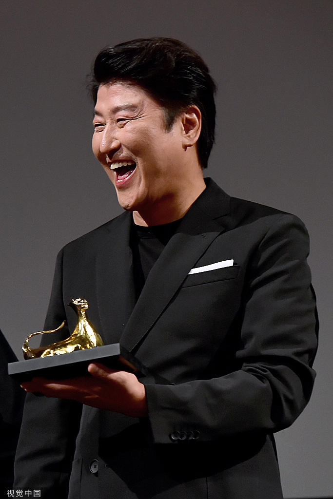 时间2019年8月12日,宋康昊携《寄生虫》参加第72届洛迦诺国际电影节