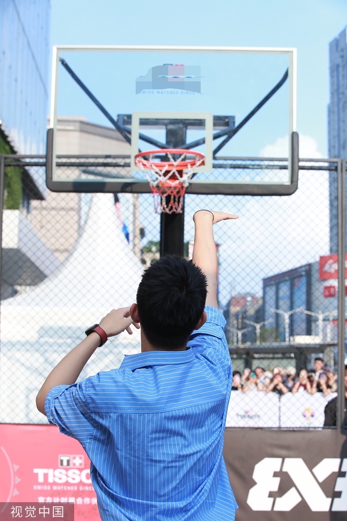 组图:陈飞宇投篮姿势潇洒引迷妹尖叫 穿蓝衬衫挂项链清爽帅气_高清图