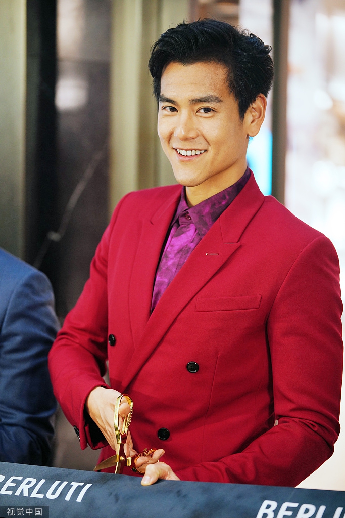 组图:彭于晏一身红色西装帅出新高度 身材健硕挺拔上演笑容杀