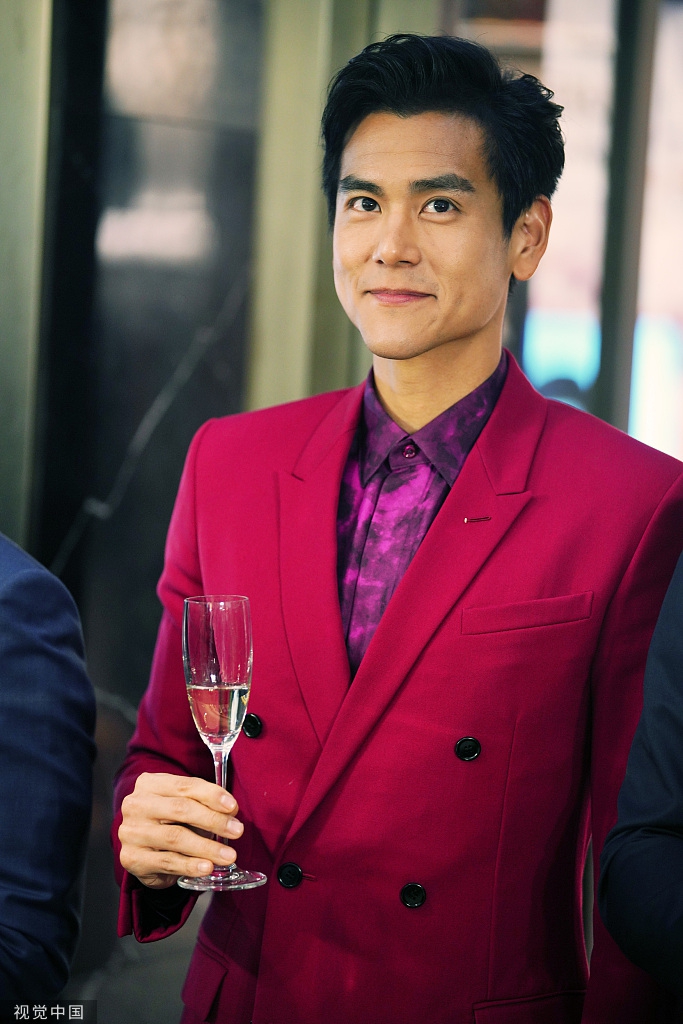 组图:彭于晏一身红色西装帅出新高度 身材健硕挺拔上演笑容杀