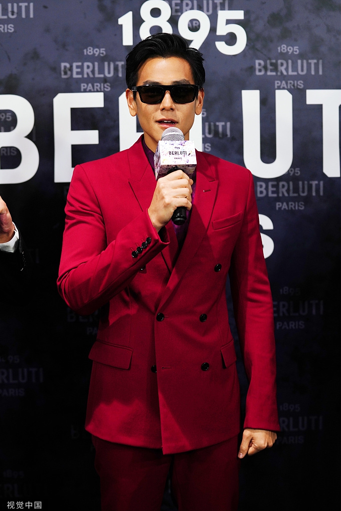 组图:彭于晏一身红色西装帅出新高度 身材健硕挺拔上演笑容杀