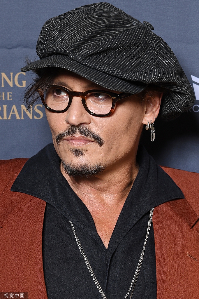 for the barbarians)晚宴上,约翰尼·德普(johnny depp)戴贝雷帽发型