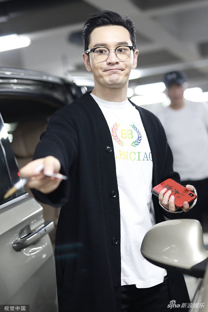组图:黄晓明懒理婚变传闻挥手送签名 戴眼镜抿嘴卖萌斯文帅气_高清