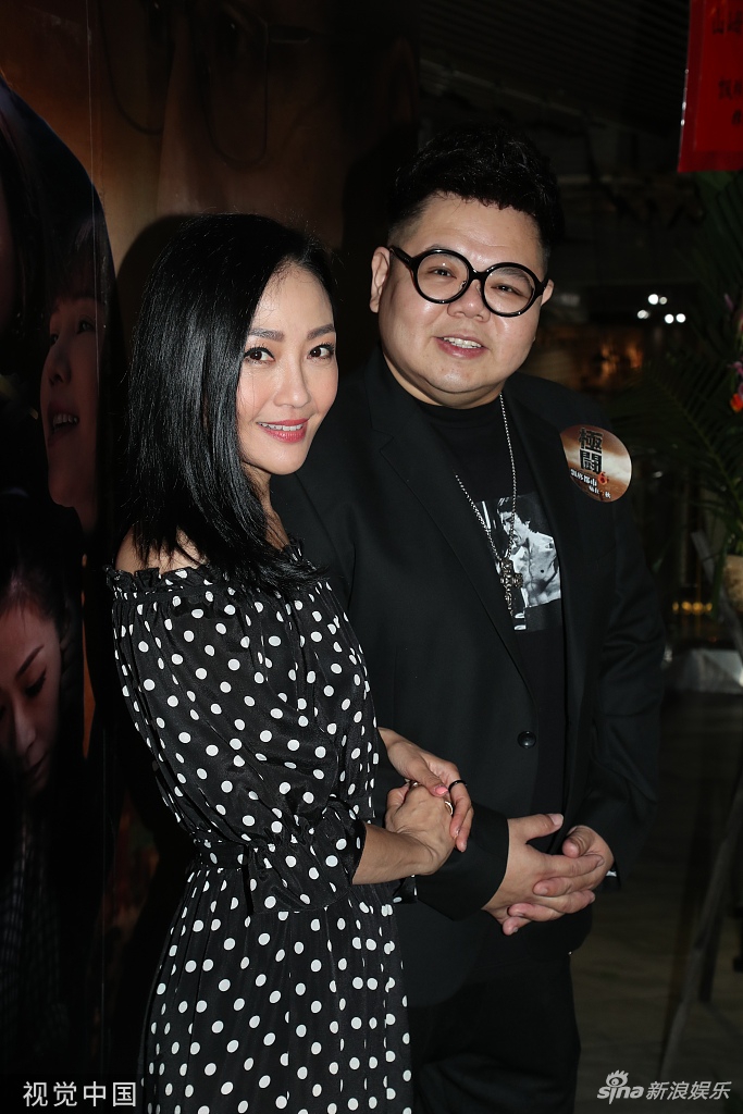 组图:54岁杨玉梅保养有方似少女 穿露肩波点裙减龄娇俏