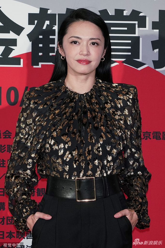 姚晨穿豹纹衫搭长裤显女王范 同框日本性感女神藤原纪香不输阵