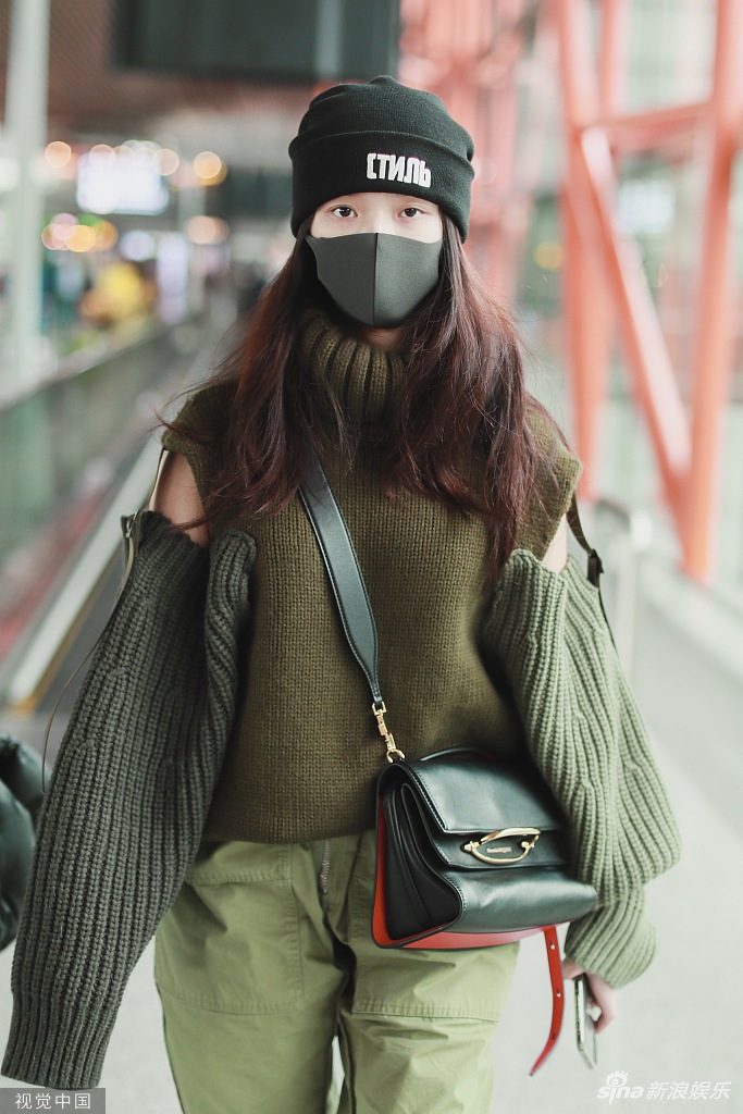 组图:林允素颜穿绿装real吸睛 挥舞机票逗笑粉丝可可爱爱