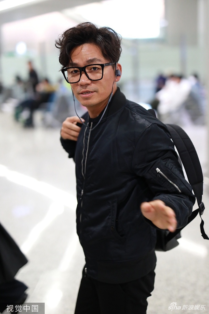 组图:王宝强戴黑色无镜片眼镜文艺范 戴耳机更添魅力值