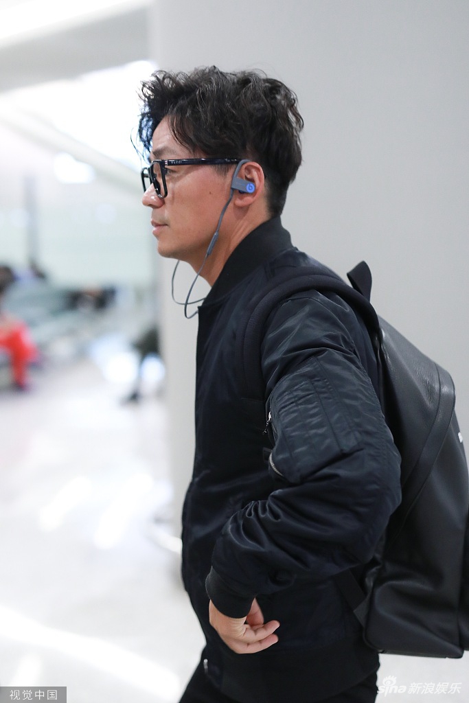 组图:王宝强戴黑色无镜片眼镜文艺范 戴耳机更添魅力值