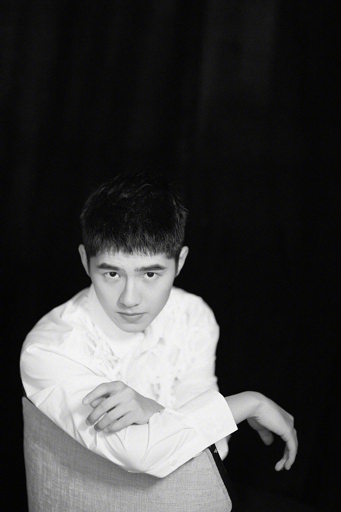 组图刘昊然金鸡开幕式证件照曝光是糊图也挡不住的帅气